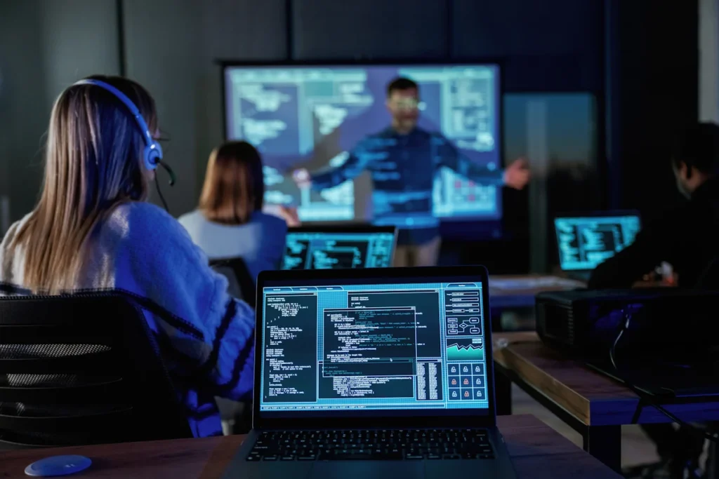 Un homme qui donne une formation cybersécurité