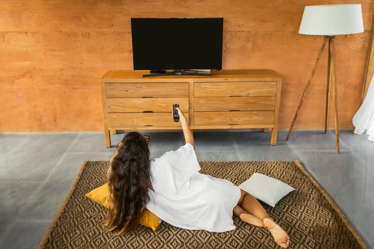 Une femme qui rallume une TV