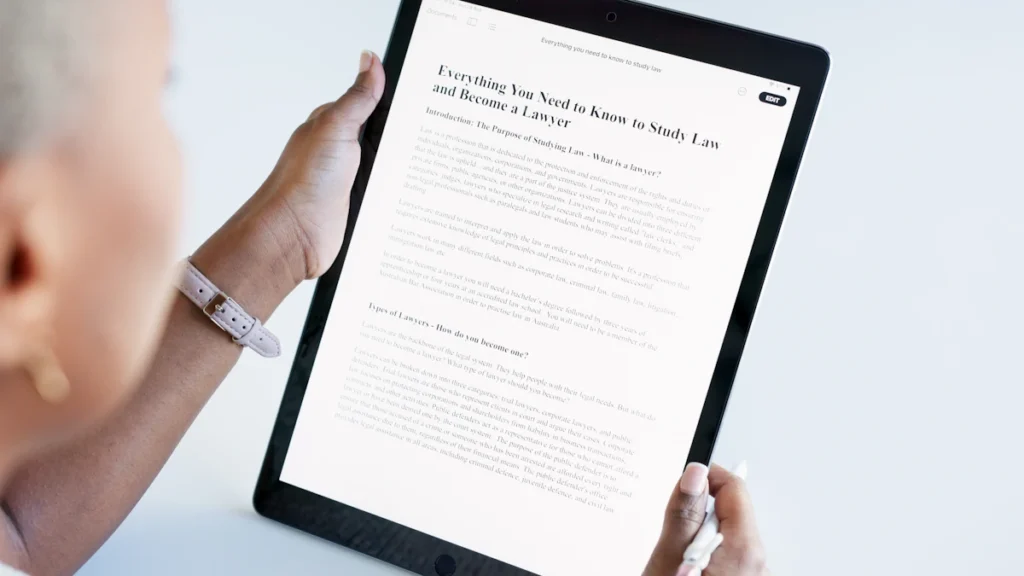 Un homme qui vérifie un texte sur Wordpress