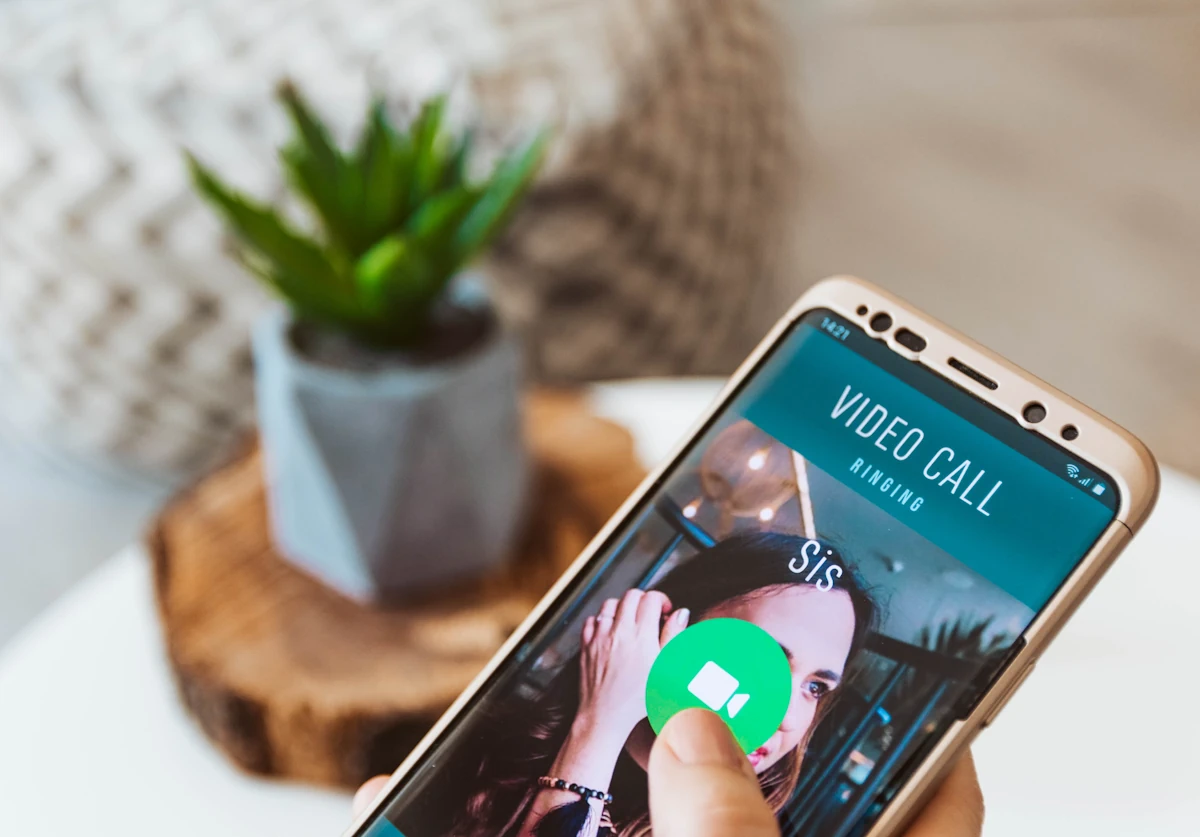 Une personne qui reçoit un appel vidéo