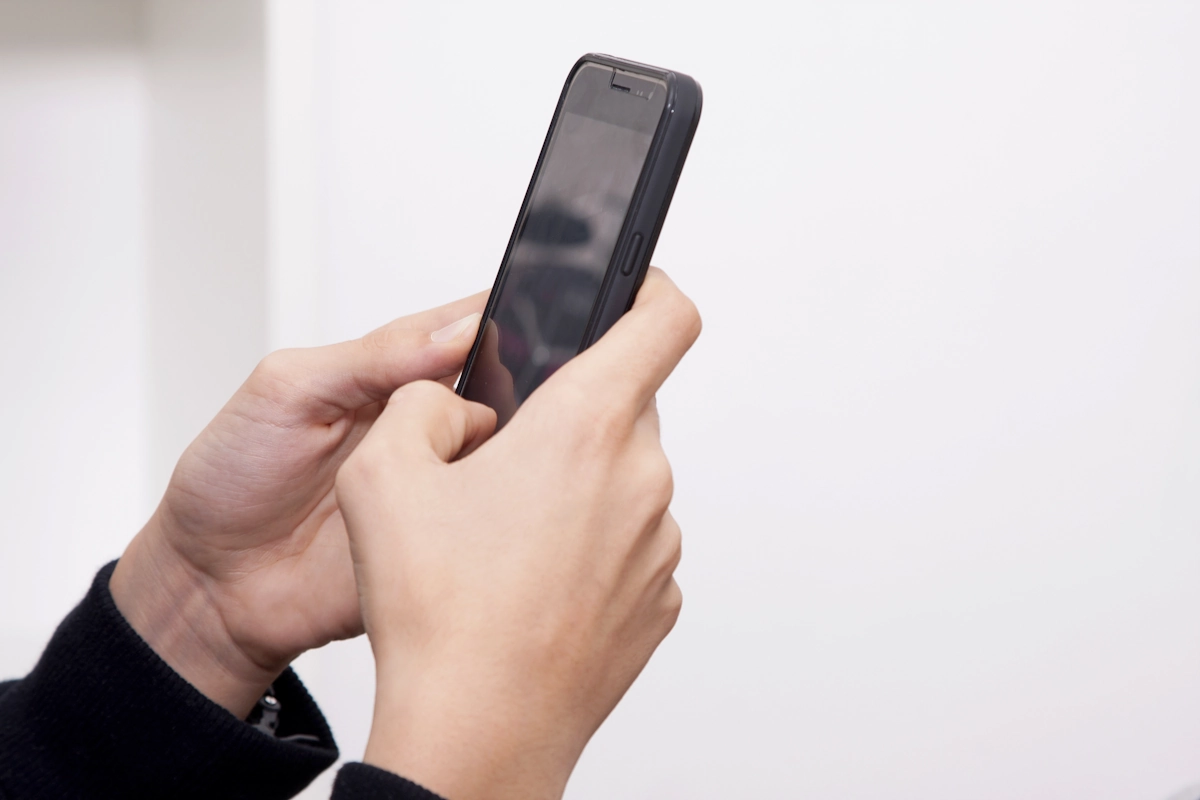 Une personne qui bloque des appels sur son smartphone