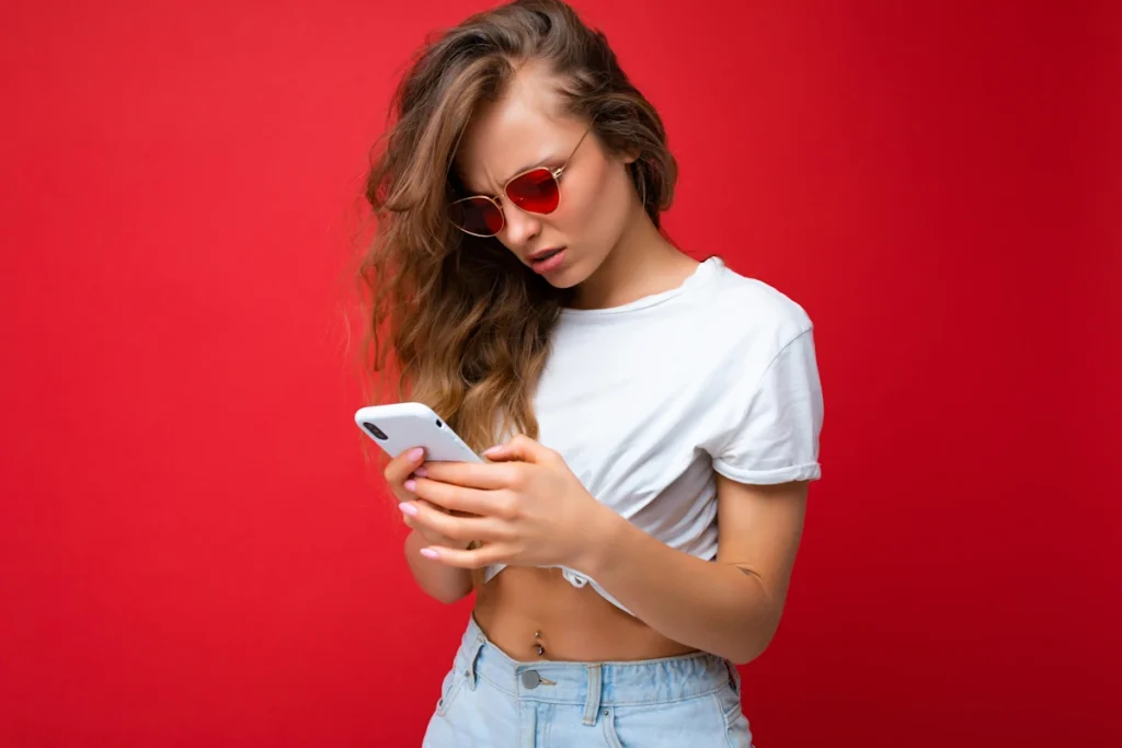 Une femme qui regarde si elle est bloqué sur messenger