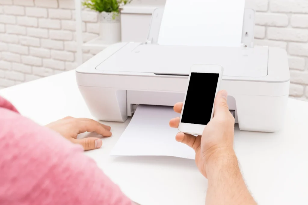 Une personne qui imprime un SMS