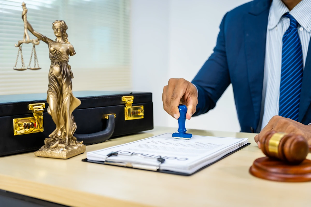 Un notaire qui certifie un document