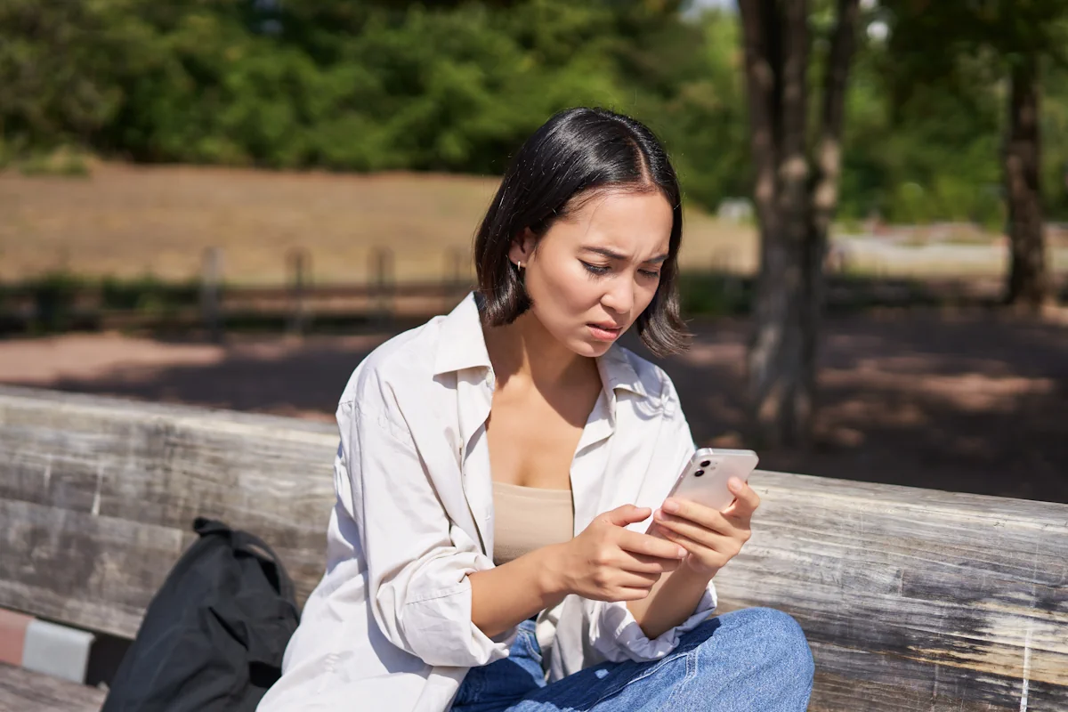 Une femme qui regarde ses SMS