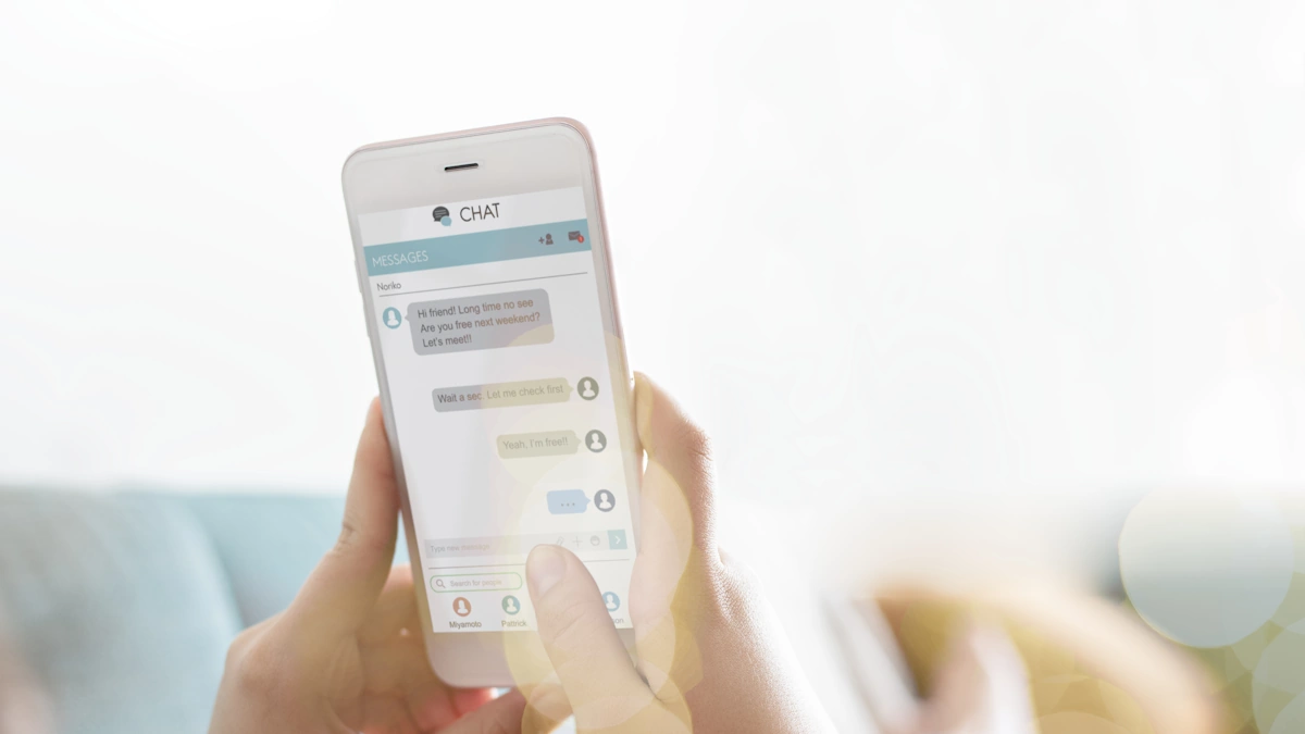 Une personne qui tient un Smartphone avec des SMS