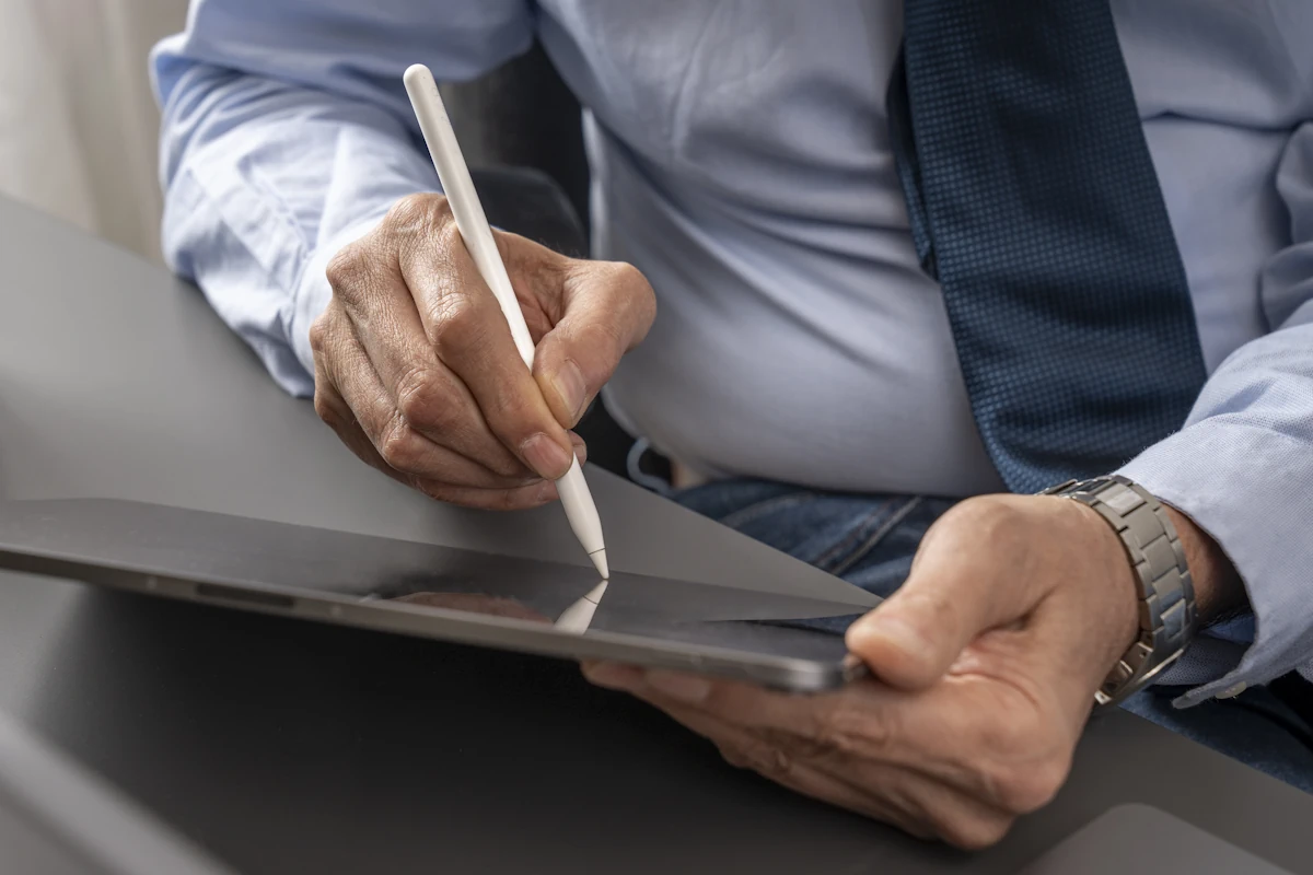 Un homme qui fait un signature électronique sur une tablette