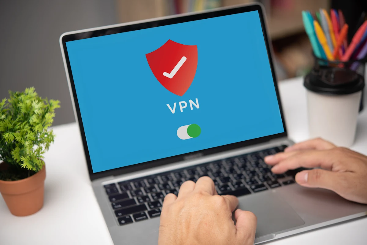 Une personne qui utilise un VPN sur un ordinateur portable