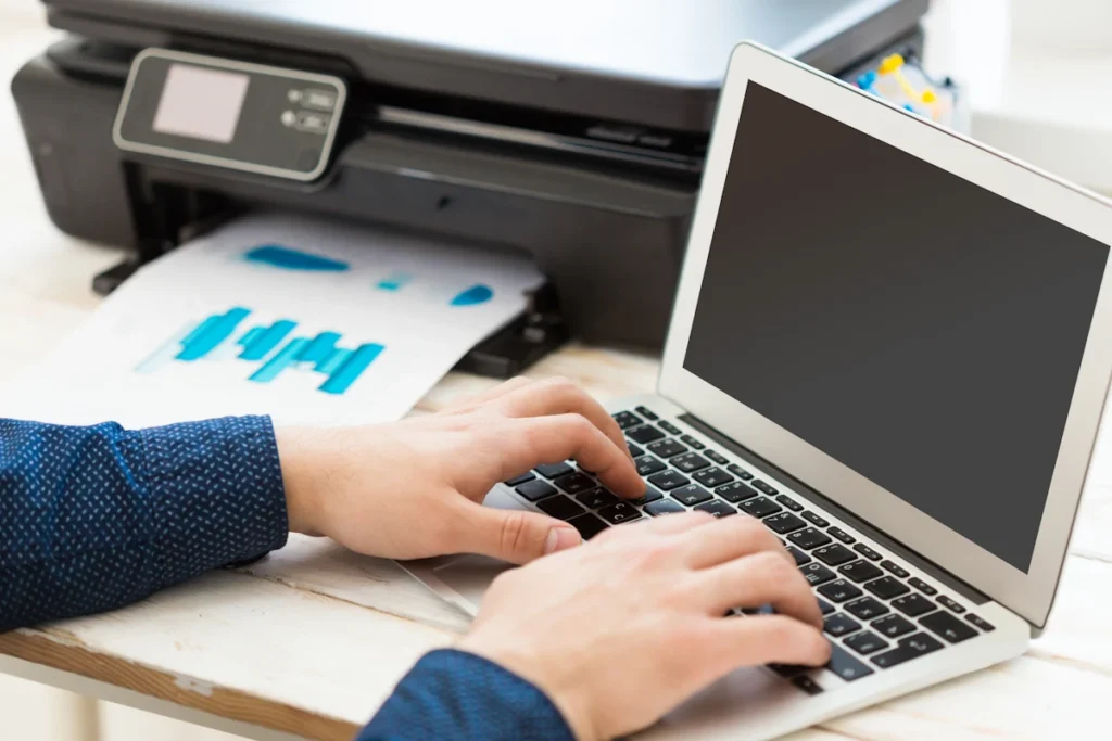 Une personne qui connecte une imprimante epson en wifi