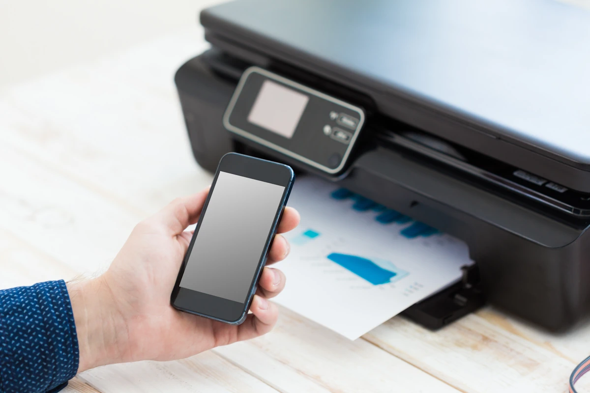 Une personne qui connecte une imprimante epson via un smartphone