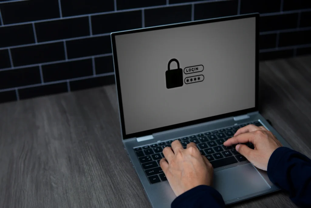 Une personne qui entre des codes de sécurité sur un ordinateur