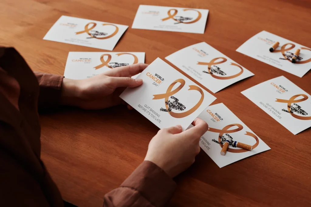 Une personne qui tient une étiquette faite sur Word