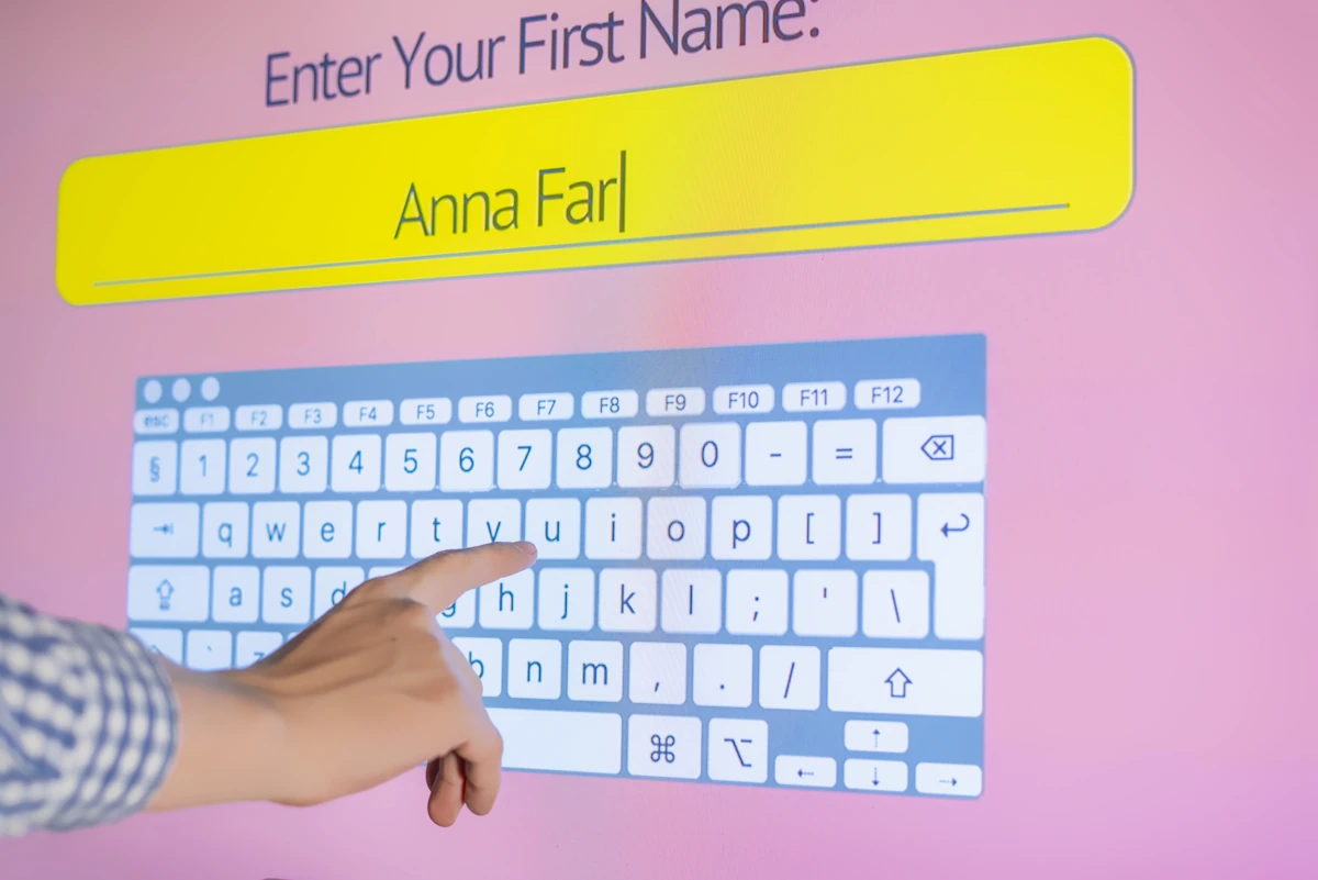Une personne qui tape son nom