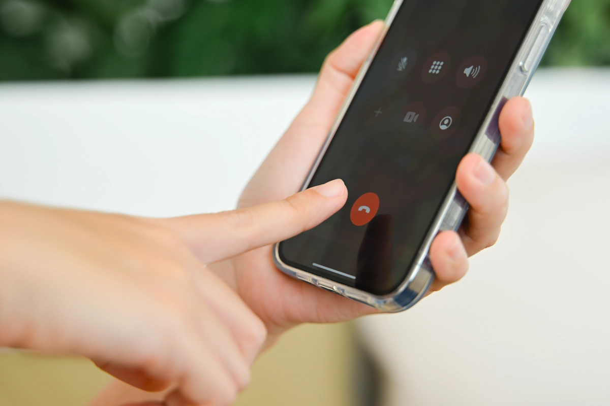 Une personne qui raccroche un téléphone