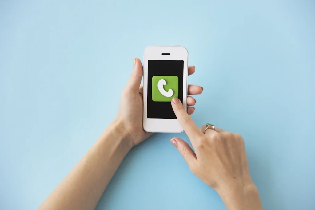 Une personne qui reçoit un appel sur son smartphone